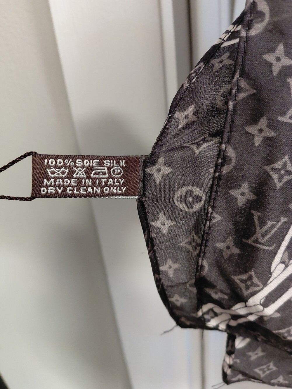 Designer Luxury-Inspired Black And White Chain Print Silk Scarf - Picture 2 of 8